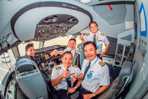 Hé lộ mức lương đáng mơ ước của phi công Vietnam Airlines: 132 triệu đồng/tháng - 1