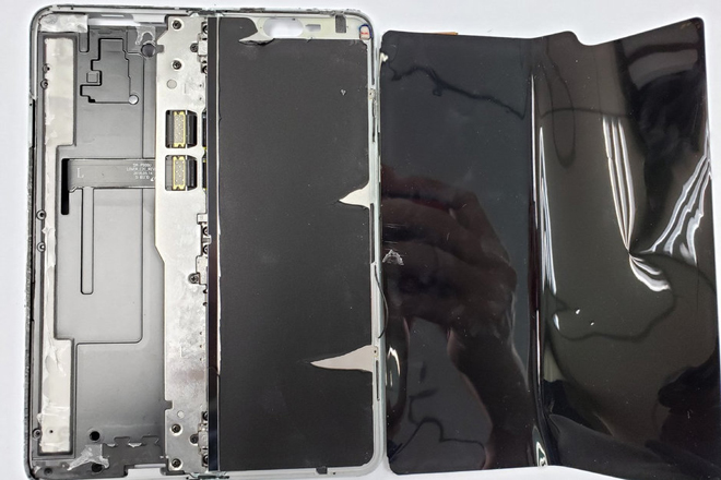 Xót xa nhìn Galaxy Fold quý giá bị tháo rời - 1