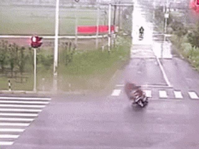 Thế giới xe - Video: Lái xe máy bỏ xe chạy như “Lăng ba vi bộ” thoát xe tải hung thần