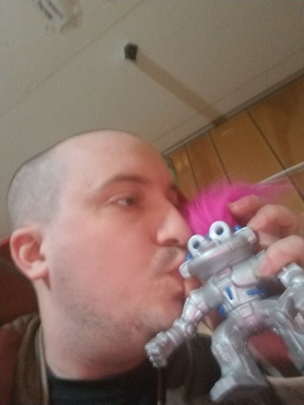 Sau hai năm hẹn hò, chàng trai 29 tuổi quyết cưới robot làm vợ - 1