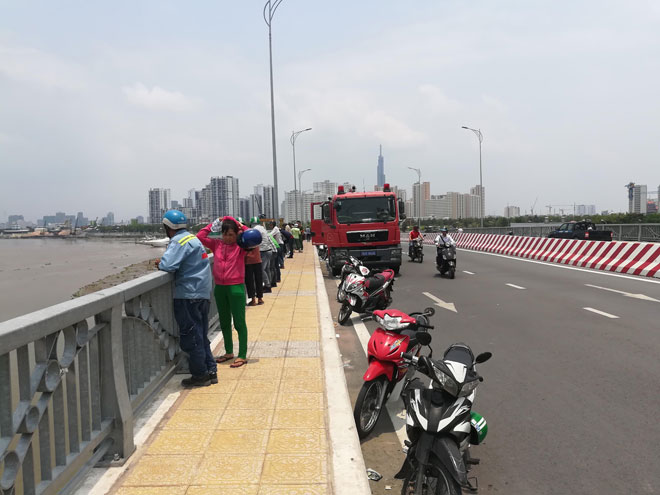Vợ ngây dại thấy chồng nhảy cầu tự tử ngay trước mặt - 2