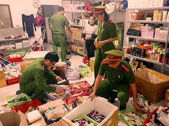 Thị trường - Tiêu dùng - Phát hiện cơ sở làm giả nhái 10.000 chai mỹ phẩm hàng hiệu