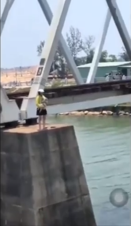 Giải cứu một phụ nữ trẻ ôm con nhỏ định nhảy xuống sông tự tử - 1