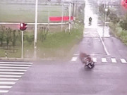 Thế giới xe - Video: Lái xe máy bỏ xe chạy như “Lăng ba vi bộ” thoát xe tải hung thần