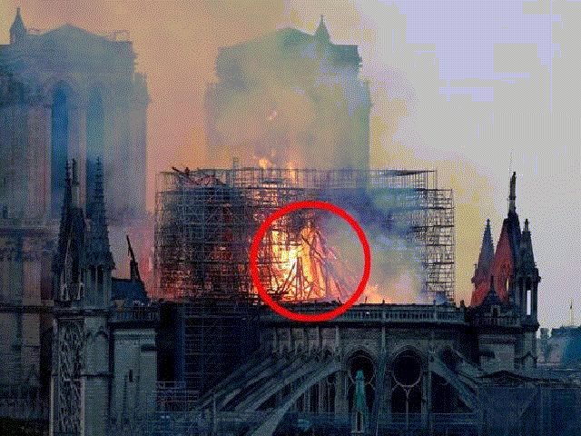 NÓNG nhất tuần: Hình ảnh giống Chúa Jesus trong đám cháy Nhà thờ Đức bà Paris