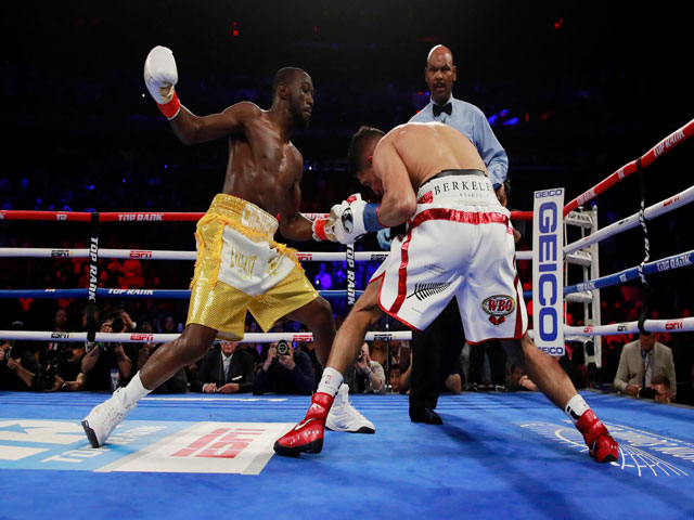 Thể thao - Đại chiến boxing: Amir Khan dính đòn vào "chỗ hiểm", knock-out tranh cãi