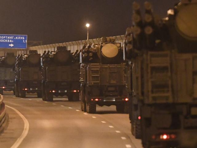 Thế giới - Đoàn xe quân sự Nga “dài vô tận” ùn ùn tiến vào Moscow