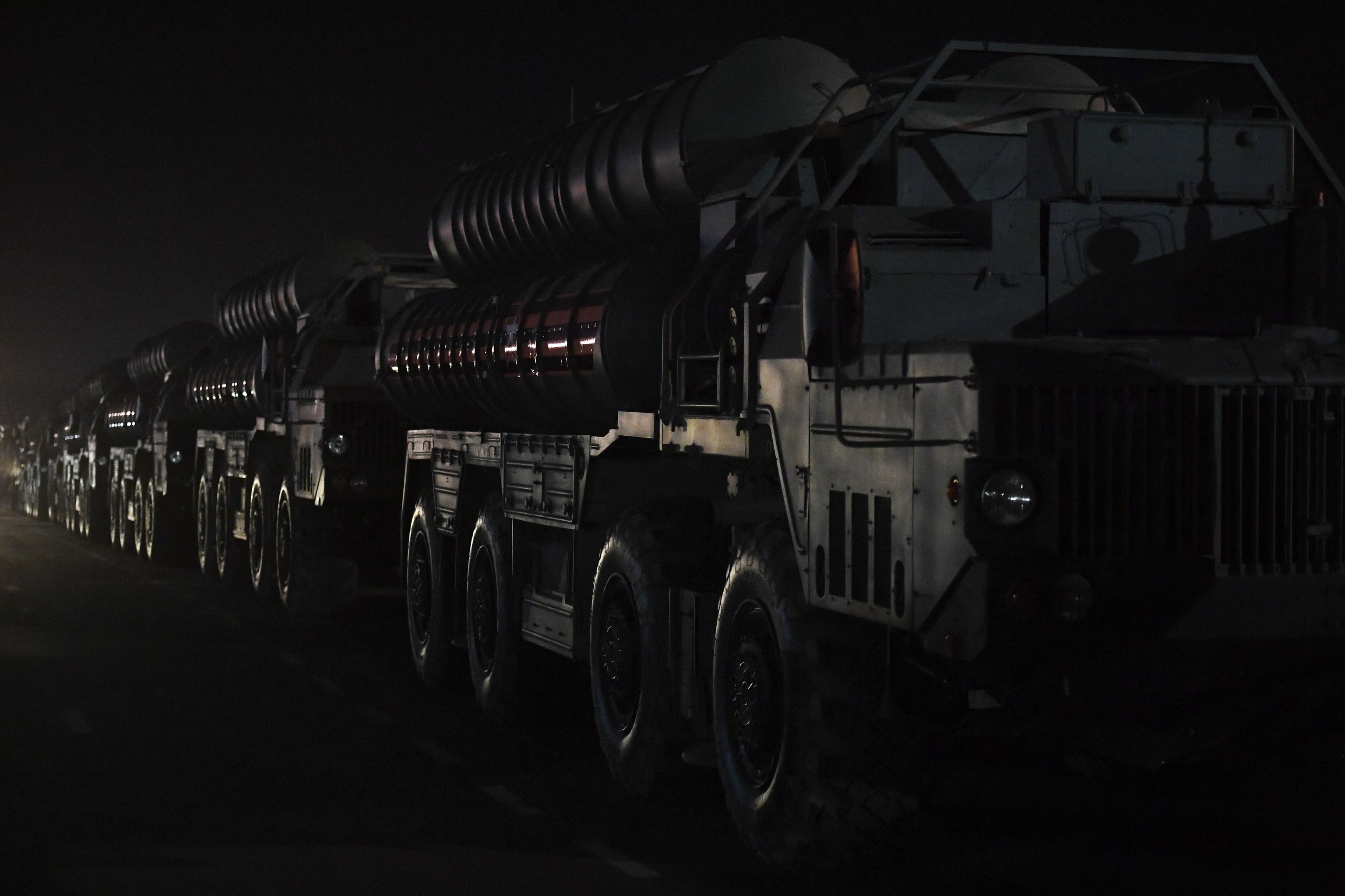 Đoàn xe quân sự Nga “dài vô tận” ùn ùn tiến vào Moscow - 4