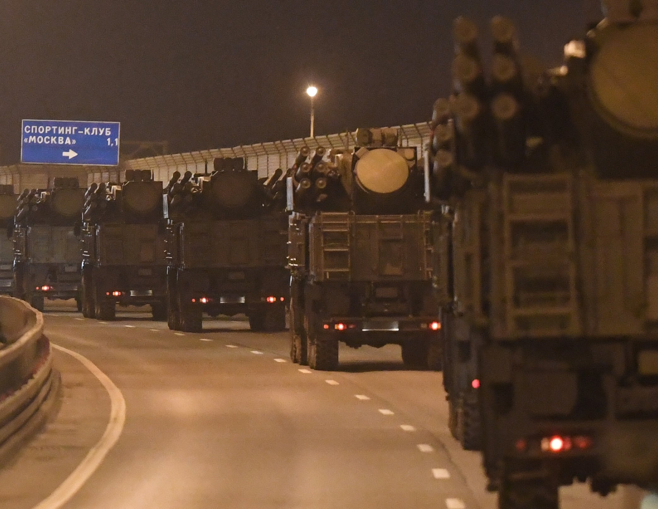 Đoàn xe quân sự Nga “dài vô tận” ùn ùn tiến vào Moscow - 3