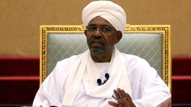 Tìm thấy hàng loạt bao tải tiền tại nhà riêng Tổng thống Sudan bị phế truất - 1
