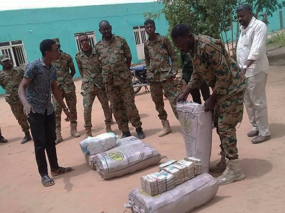 Tìm thấy hàng loạt bao tải tiền tại nhà riêng Tổng thống Sudan bị phế truất - 2