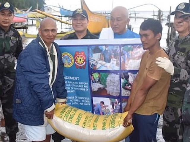 Thế giới - Philippines: Sự thật ngã ngửa về người trung thực giao nộp 34 bánh ma túy