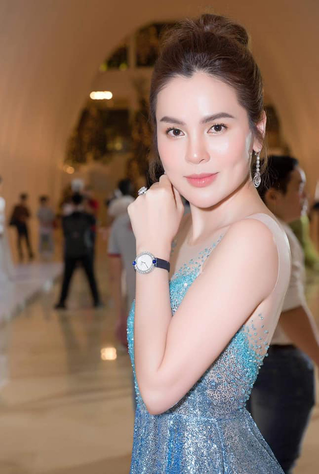 Người đẹp tâm lý này luôn được ông xã tặng những món quà đắt tiền.
