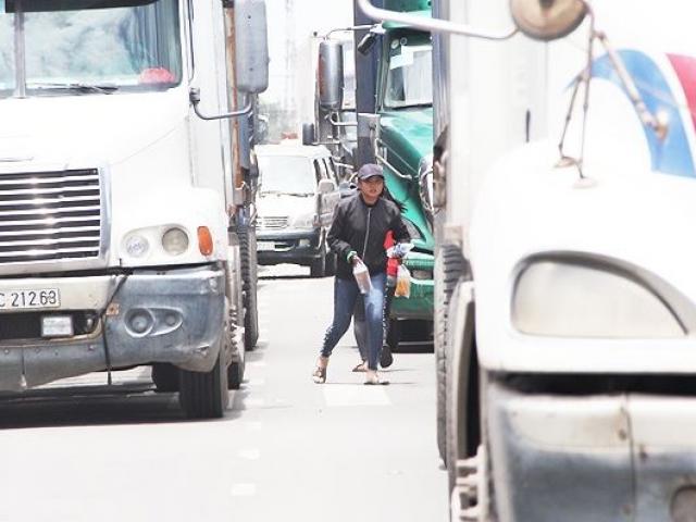 Tin tức trong ngày - Cảnh mưu sinh dưới nắng 40 độ, “thần chết” rình rập