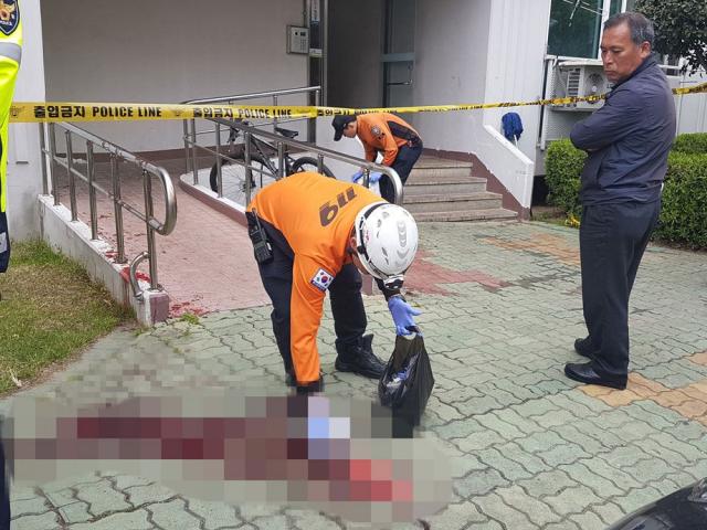 Phi thường - kỳ quặc - Bực tức vì bị chậm lương, người đàn ông đốt luôn chung cư, đâm chết 5 người