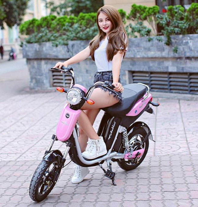 Nhưng vào mùa hè, có thể thấy item yêu thích của Trà My là quần ngắn và áo 2 dây, áo crotop... để khoe được vòng 1 căng đầy và vòng eo con kiến của mình.