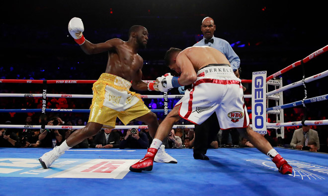 Đại chiến boxing: Amir Khan dính đòn vào "chỗ hiểm", knock-out tranh cãi - 1