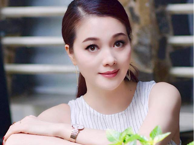 Hoa hậu Quý bà duy nhất của Việt Nam 43 tuổi vẫn đẹp nõn nà nhờ "cai" thứ này