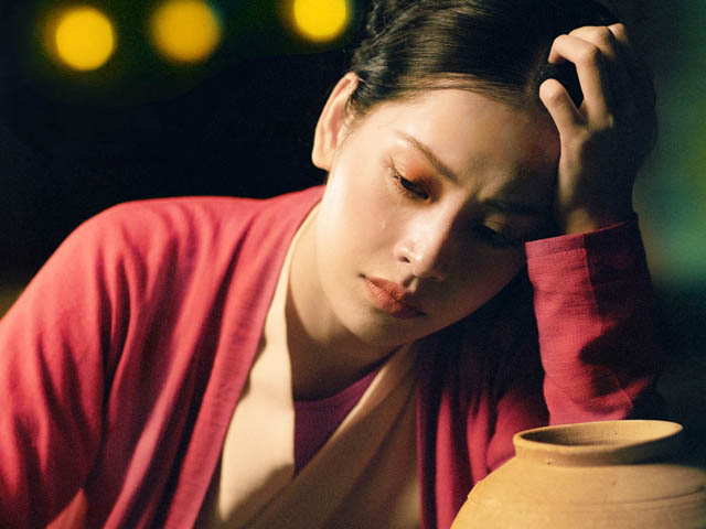 Ca nhạc - MTV - Chi Pu trở lại ca hát sau lùm xùm MV 16+ đầy ắp "cảnh nóng"