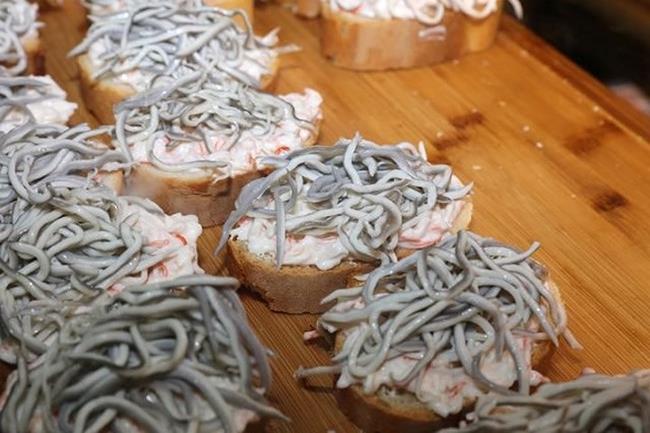 Lũ giun xấu xí ngoe nguẩy này thực chất là lươn non Tây Ban Nha. Tại đây, chúng là một trong những thực phẩm đắt đỏ bậc nhất. Tuy xấu phát hờn nhưng chúng có giá lên tới 1.000 EUR/kg (gần 27 triệu đồng).