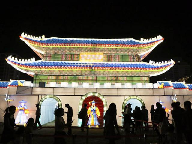 Du lịch - Người dân ùn ùn check-in "tháp Eiffel, cầu Tháp Luân Đôn" giữa Sài Gòn