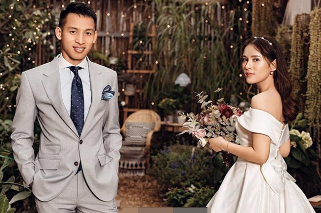 Vợ sắp cưới của Hùng Dũng là Triệu Mộc Trinh (22 tuổi), sinh viên năm cuối trường Đại học Văn hóa Hà Nội. Cô nàng quê ở Tuyên Quang. 
