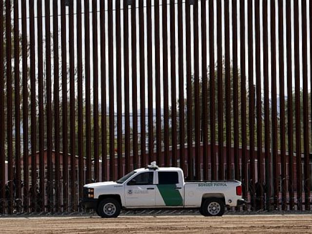 Thế giới - 2 nhân viên biên phòng Mỹ bị lính Mexico tước vũ khí ngay trên đất Mỹ