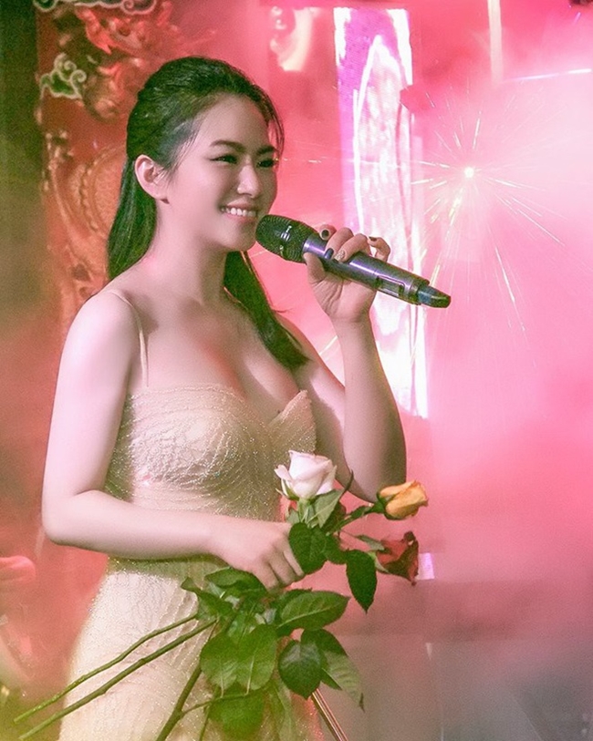 Đây là lần hiếm hoi khán giả thấy một Lương Bích Hữu gợi cảm và táo bạo trên sân khấu ca nhạc.