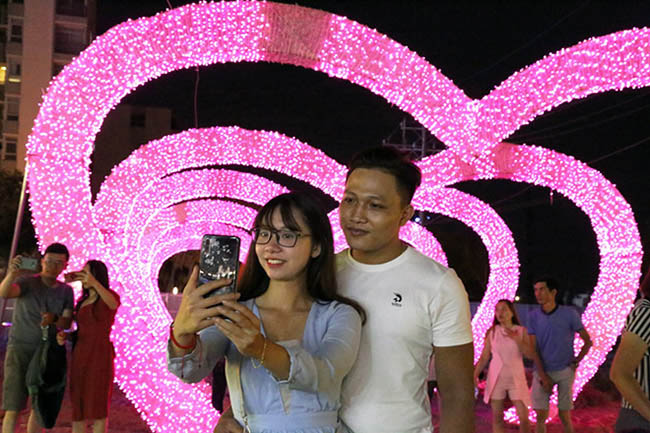 Người dân ùn ùn check-in "tháp Eiffel, cầu Tháp Luân Đôn" giữa Sài Gòn - 10