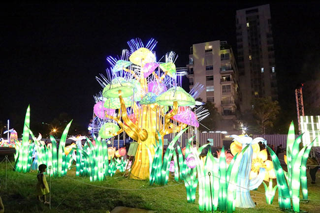 Người dân ùn ùn check-in "tháp Eiffel, cầu Tháp Luân Đôn" giữa Sài Gòn - 11