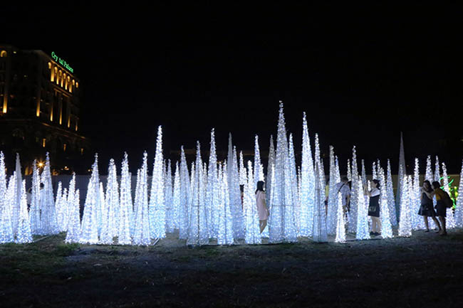 Người dân ùn ùn check-in "tháp Eiffel, cầu Tháp Luân Đôn" giữa Sài Gòn - 13