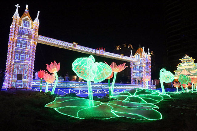 Người dân ùn ùn check-in "tháp Eiffel, cầu Tháp Luân Đôn" giữa Sài Gòn - 2