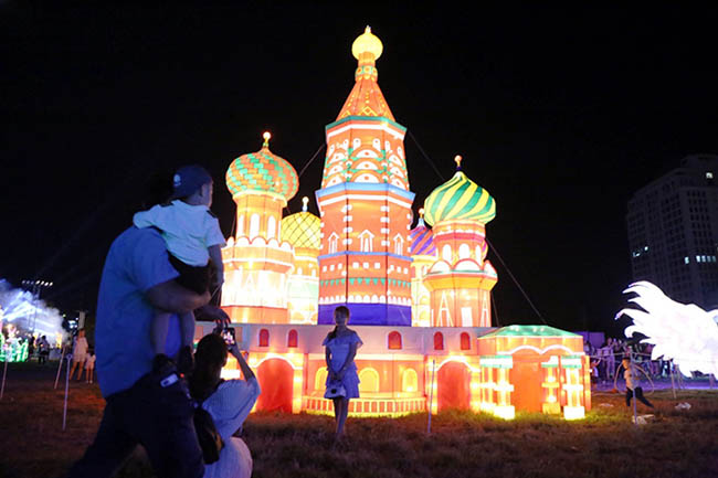 Người dân ùn ùn check-in "tháp Eiffel, cầu Tháp Luân Đôn" giữa Sài Gòn - 3
