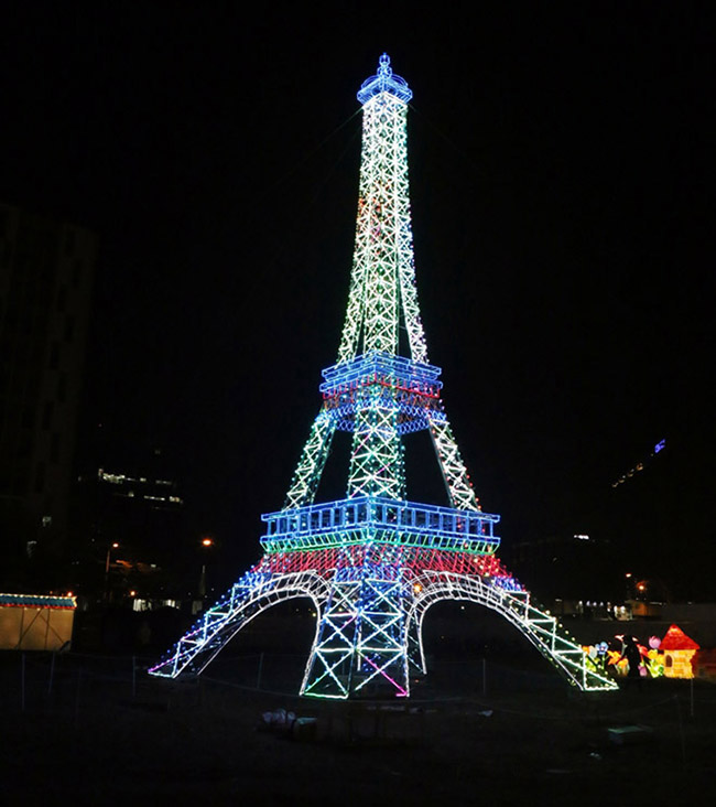Người dân ùn ùn check-in "tháp Eiffel, cầu Tháp Luân Đôn" giữa Sài Gòn - 5