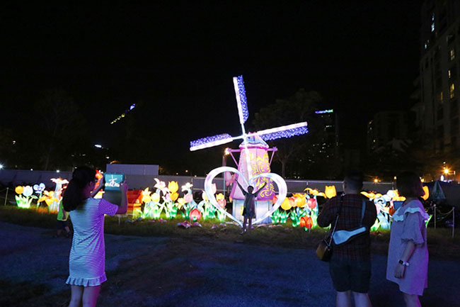 Người dân ùn ùn check-in "tháp Eiffel, cầu Tháp Luân Đôn" giữa Sài Gòn - 6