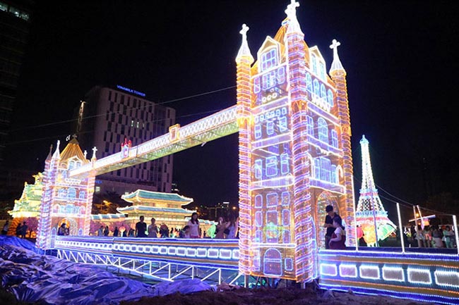 Người dân ùn ùn check-in "tháp Eiffel, cầu Tháp Luân Đôn" giữa Sài Gòn - 7