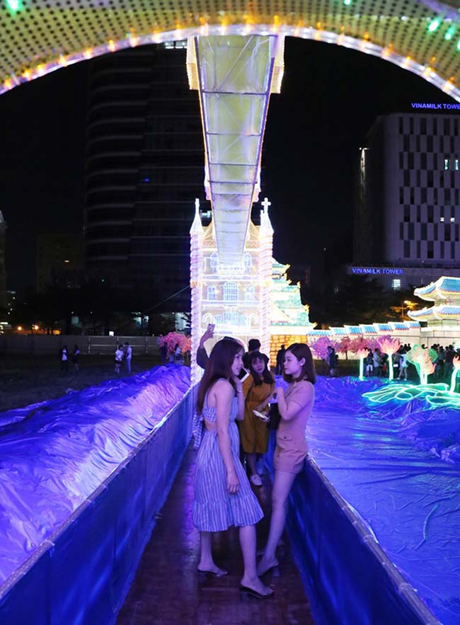 Người dân ùn ùn check-in "tháp Eiffel, cầu Tháp Luân Đôn" giữa Sài Gòn - 8