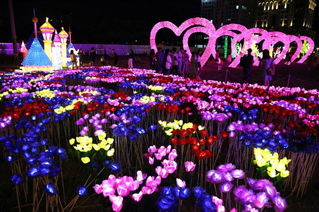 Người dân ùn ùn check-in "tháp Eiffel, cầu Tháp Luân Đôn" giữa Sài Gòn - 9