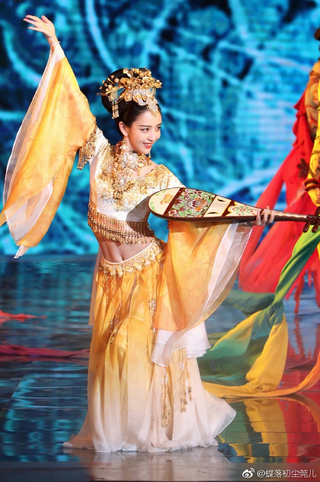 Nhan sắc của Đồng Lệ Á khiến&nbsp;giới&nbsp;truyền thông Trung Quốc tốn bao giấy mực. Họ mô tả cô giống như tiên nữ, ngàn dặm gió xuân cũng không sánh bằng.