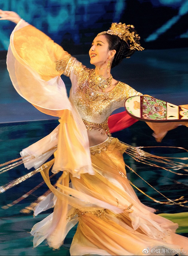 Sau bài múa ở giải thưởng Hoa Biểu 2018, từ khóa "Đồng Lệ Á là tiên nữ" vươn lên top 1 tìm kiếm. 