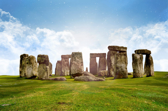 Bãi đá Stonehenge, Anh: Một số người nghĩ rằng bãi đá là một nghĩa trang, bởi vì ít nhất 56 ngôi mộ từ thời kỳ đồ đá mới được phát hiện tại khu vực này.
