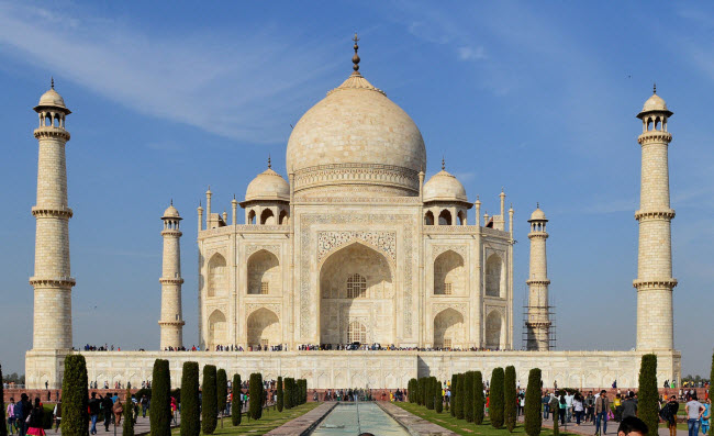 Đền Taj Mahal, Ấn Độ: Công trình này thực chất là một lăng mộ được xây dựng bởi hoàng đế Shah Jahan dành cho người vợ mất khi sinh đứa con thứ 14 của ông.