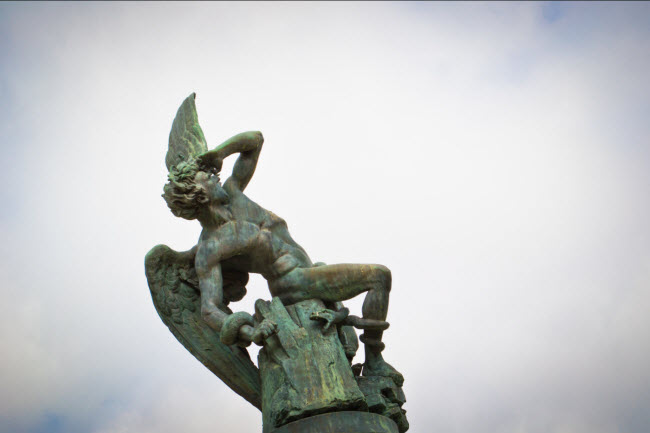 Thiên thần sa ngã, Tây Ban Nha: Bức tượng ở thành phố Madrid mô phỏng thiên thần Lucifer từ trên Thiên đường. Nó nằm ở độ cao 666m so với mực nước biển.