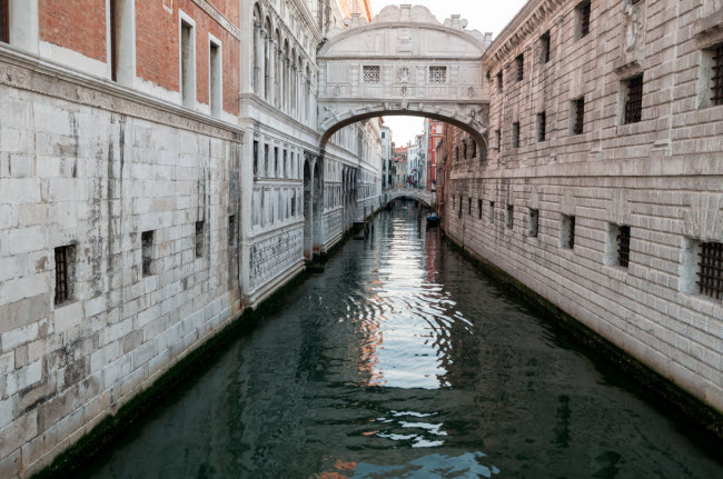 Cầu Sighs, Italia:  Mục đích chính của cây cầu ở thành phố Venice là để đưa phạm nhân từ phòng thẩm vấn sang nhà tù. Ngày nay, nó trở thành địa điểm du lịch nổi tiếng.