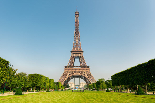 Tháp Eiffel, Pháp: Trong quá khứ, nhiều người đã trèo lên biểu tượng của thành phố Paris để tự tử. Khoảng 350 người đã nhảy tự tử từ trên công trình này, trước khi nhà chức trách tăng cường các biện pháp an ninh.