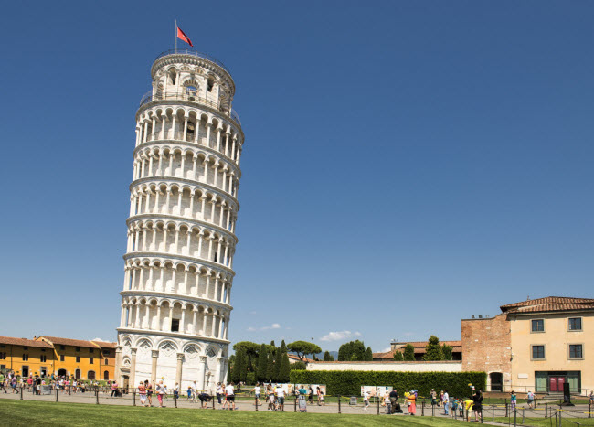 Tháp nghiêng Pisa, Italia: Công trình bị nghiêng ngay từ khi được xây dựng vào năm 1173, bời vì nó nằm trên nền cát và đất sét.