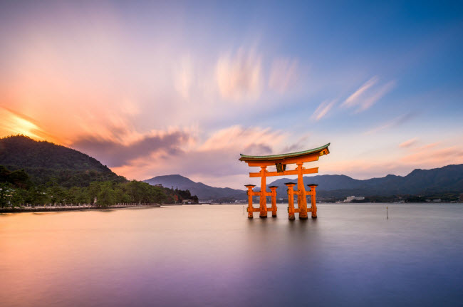 Đảo Itsukushima, Nhật Bản: Đảo Itsukushima là một địa điểm linh thiêng. Để đảm bảo sự tinh khiết cho nơi đây, từ năm 1878, không trường hợp sinh hay chết nào được cho phép gần hòn đảo.
