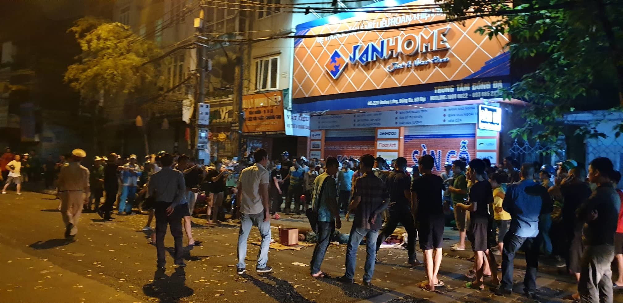 Hà Nội: Ô tô lao như tên đâm hàng loạt phương tiện, nữ lao công tử vong - 1