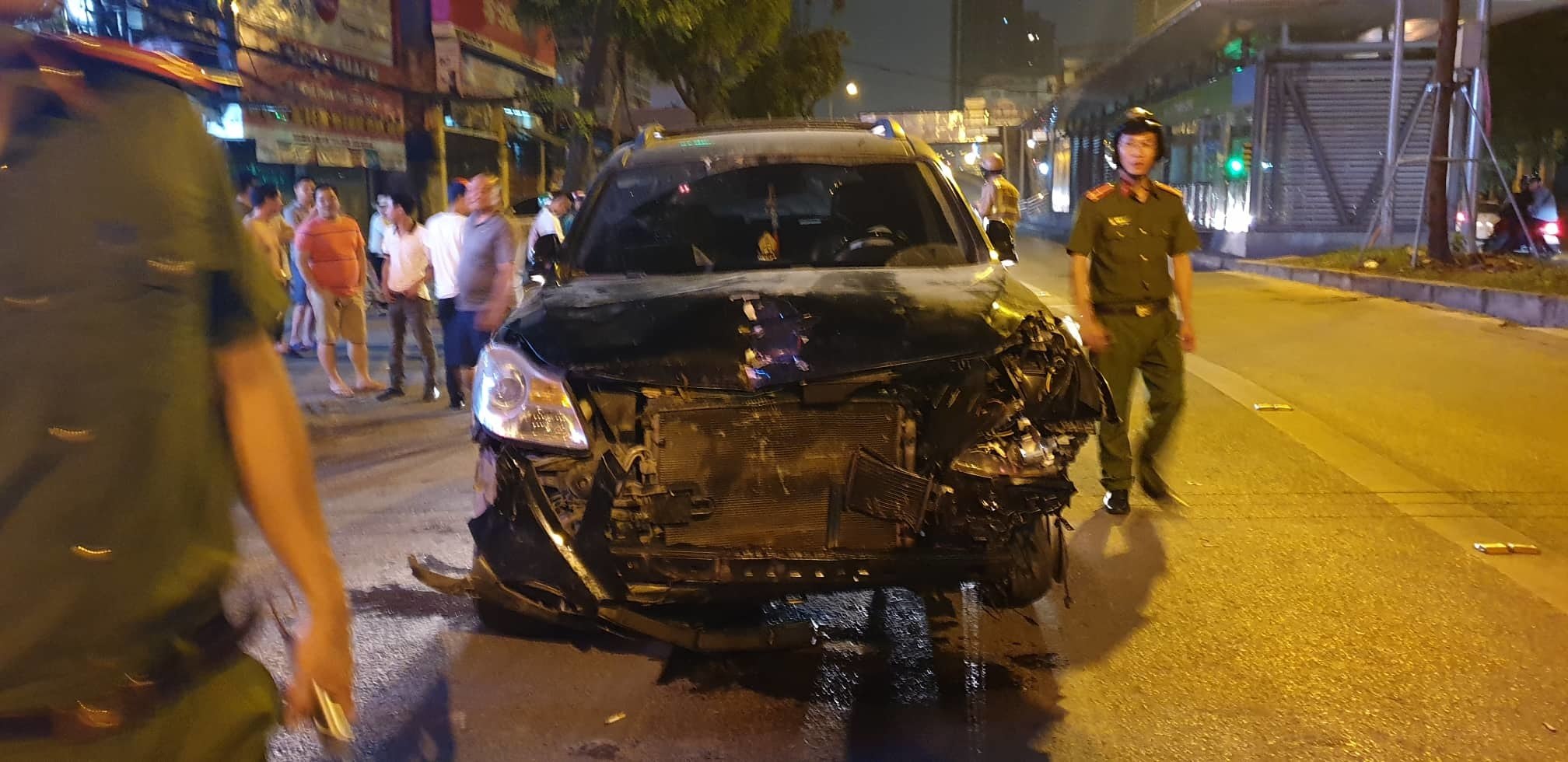 Hà Nội: Ô tô lao như tên đâm hàng loạt phương tiện, nữ lao công tử vong - 2