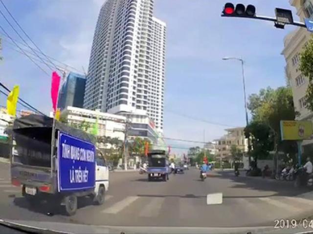 Phản cảm khi đoàn xe tuyên truyền an toàn giao thông lại vượt đèn đỏ